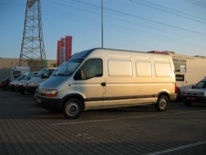 Een dergelijke bestelbus, maar dan zonder deukje en het nieuwe model. We hebben gekozen voor een groene